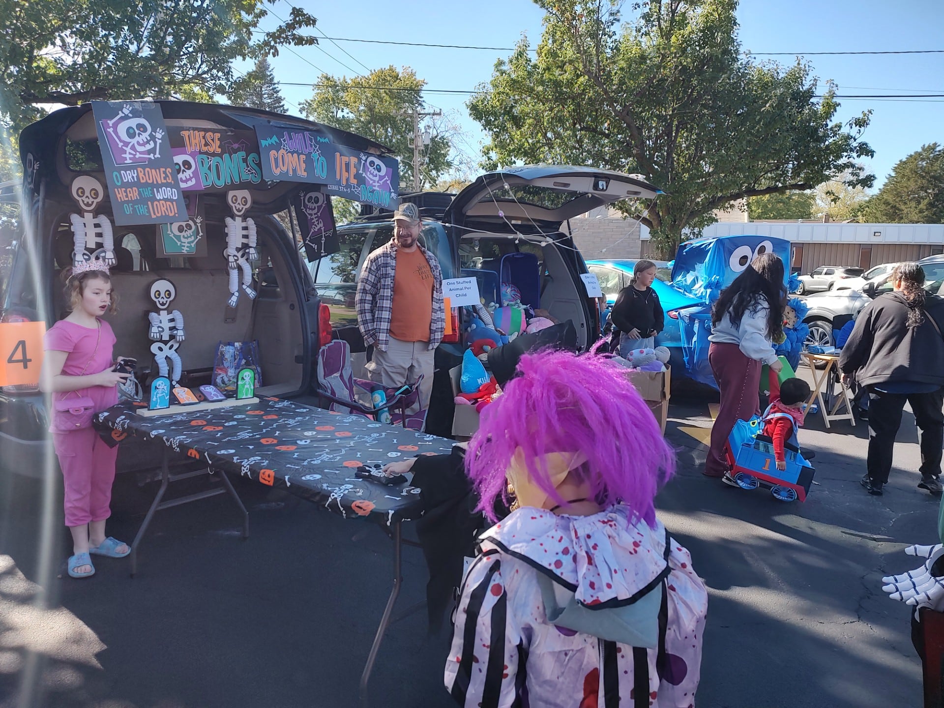 Plano Methodist Church draws more than 200 to trunk-or-treat event — Wheaton Sports news